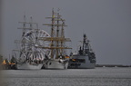 Von Links (Backbord) nach Rechts (Steuerbord):
Christian Radich (Norwegen)
Gorch Fock (Deutschland)
Karlsruhe (Deutschland)