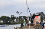 Wer springt samt Bike am schönsten in die Warnow?