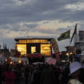 Blick auf die "Antenne MV Bühne" mit dem in der Abendsonne funkelnden Bürohaus im Hintergrund.